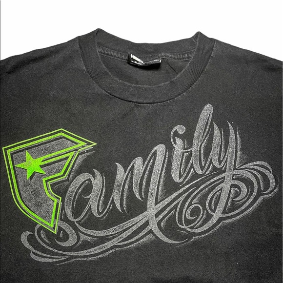 Medium Y2K Famous Stars And Straps “Family” Graphic Tee - Picture 2 of 3